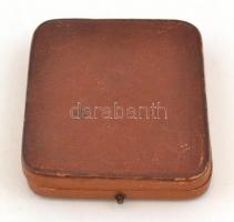 Régi Herpy Arnold Budapest, Longines zsebóra bőr doboz nyitható fedéllel, belsejében szöveten Szervi...