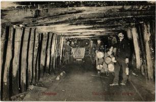 Tatabánya, sikló szállítás a VII. aknában, bányászok (EK)