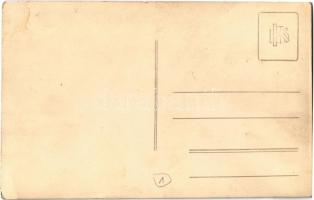 Hidroplán (vízirepülőgép) a parton a fürdőzők között / Hydroplane (seaplane) on land among bathers. ...