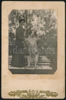 1907 Bernát és Bella, hölgy kutyával, kartonra ragasztott fotó, 16,5×10,5 cm