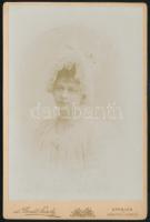 cca 1890 Fiatal lány portréja, keményhátú fotó Divald Károly eperjesi műterméből, 17×11 cm
