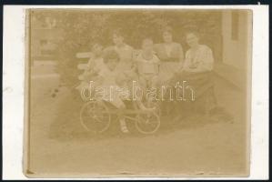 cca 1910-1920 Gyerekek kiskocsival, kartonlapra ragasztott fotó, 8,5×11,5 cm