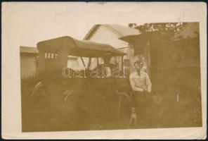 cca 1920 Automobillal és kutyával, fotó, sarkán törésnyom, 10×15 cm