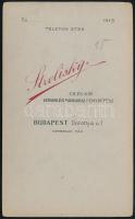 1913 Férfi szobában, keményhátú fotó Strelisky műterméből, 17×11 cm