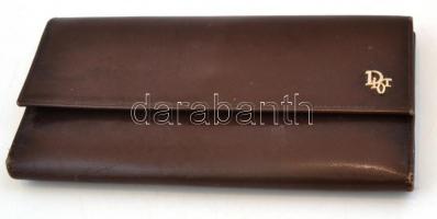 Christian Dior barna színű bőr tárca fém logóval, kopott, 10x19 cm