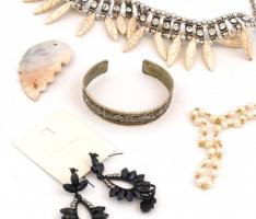 Bizsu tétel: 3 db dekoratív nyaklánc, karperec, fülbevaló pár, gyöngyház függő