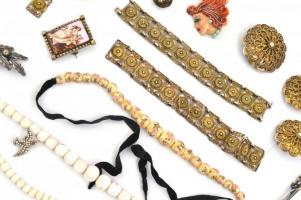 Vegyes bizsu tétel, kb. 20 db, nagyrészt kitűzők, de közte nyaklánc, fülbevaló pár...stb. Régi feste...