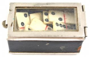 26 db régi mini csont dominó, kis bőr borítású fém dobozban, 0,8x1,5 cm, doboz: 4x2x2 cm