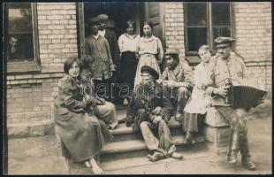 cca 1910 Szegény emberek, munkások harmonikával, fotólap, 9×14 cm