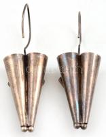 Ezüst(Ag) designer fülbevalópár ónix díszítéssel, jelzés nélkül, h: 4 cm, bruttó: 16,1 g