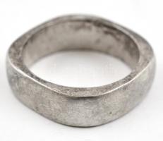 Ezüst(Ag) szögletes gyűrű, jelzett, méret: 55, nettó: 6,9 g