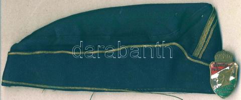 Régi egyensapka "Árpád Gimnázium-Budapest III.ker." zománcozott kitűzővel