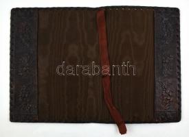 Díszes címeres könyvvédő borító, kinyitva: 23×34 cm