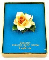 Rózsa formájú angol porcelán kitűző, kis hibával, eredeti dobozában, 3×3 cm