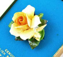 Rózsa formájú angol porcelán kitűző, kis hibával, eredeti dobozában, 3×3 cm