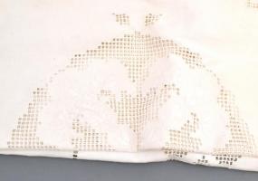 Nagy méretű, fehér áttört asztalterítő (abrosz), jó állapotban, 142x240 cm