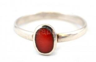 Ezüst(Ag) korallal díszített gyűrű, jelzett, méret: 56, bruttó: 1,5 g