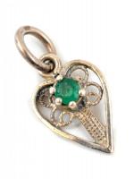 Ezüst(Ag) szív alakú medál, filigrán díszítéssel, zöld kővel, jelzett, 2×1 cm, bruttó: 0,75 g