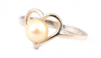 Ezüst(Ag) szívecskés gyűrű, gyöngy díszítéssel, jelzett, méret: 56, bruttó: 1,6 g