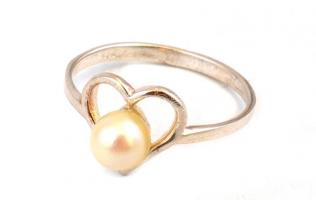 Ezüst(Ag) szívecskés gyűrű, gyöngy díszítéssel, jelzett, méret: 56, bruttó: 1,6 g