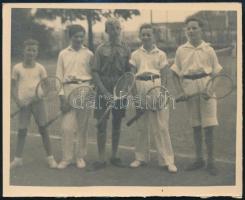 cca 1930-1940 Teniszező fiúk, fotó, 12×14,5 cm