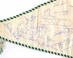 cca 1986-1987 Ferencvárosi TC labdarúgóinak aláírásai egy FTC zászló hátoldalán. Közte: Strausz Lász...