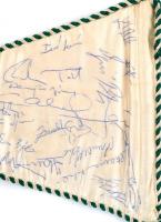 cca 1986-1987 Ferencvárosi TC labdarúgóinak aláírásai egy FTC zászló hátoldalán. Közte: Strausz Lász...