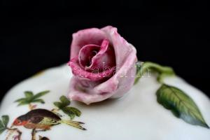 Herendi Rotschild mintás bonbonniere. Kézzel festett, jelzett, kis kopásokkal, rózsán apró lepattaná...