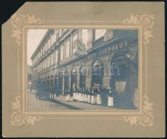 cca 1920 Budapest József nádor tér 1., Kommer Ferenc Sörháza, kartonra kasírozott fotó, karton sérült, 12×16,5 cm