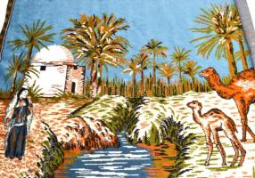 Hölgy tevékkel a víz partján, tunéziai szőtt falikép, jó állapotban, 69,5×102,5 cm