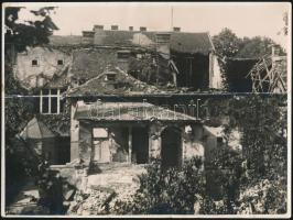 1945 Budapest, Szabóky Rezső utca, romos ház, fotó, felületén nagy törésnyommal, 17,5×24 cm