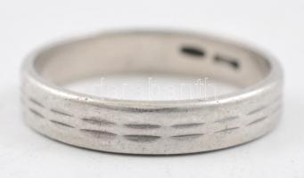 Ezüst(Ag) karikagyűrű rovátkált mintával, jelzett, méret: 54, nettó: 2,1 g