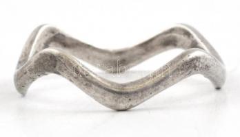 Ezüst(Ag) cikkcakkos gyűrű, jelzés nélkül, méret: 53, nettó: 1,6 g