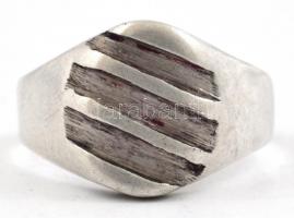 Ezüst(Ag) sávozott pecsétgyűrű, jelzett, deformációval, méret: 52, nettó: 3,6 g