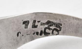 Ezüst(Ag) sávozott pecsétgyűrű, jelzett, deformációval, méret: 52, nettó: 3,6 g