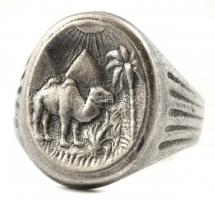 Ezüst(Ag) tevés pecsétgyűrű, jelzett, méret: 57, nettó: 6,8 g