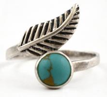 Ezüst(Ag) leveles gyűrű, türkizzel, jelzett, méret: 52, bruttó: 0,9 g