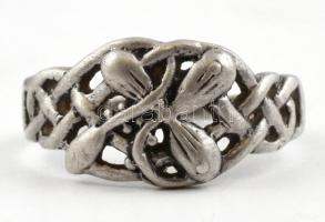 Ezüst(Ag) fonatos gyűrű, jelzett, méret: 52, nettó: 2,3 g