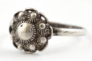 Ezüst(Ag) virágos gyűrű, jelzés nélkül, méret: 52, nettó: 1,3 g