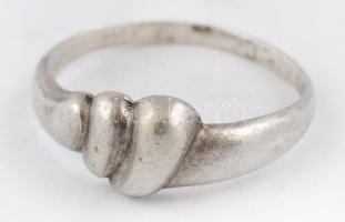 Ezüst(Ag) hullámos gyűrű, jelzett, méret: 58, nettó: 2,1 g