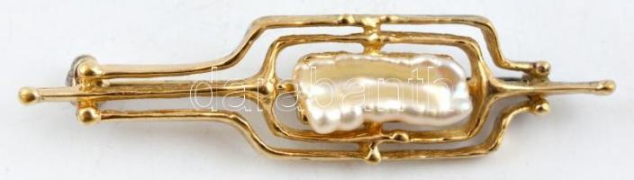 Aranyozott ezüst(Ag) bross, gyöngy díszítéssel, jelzett, 6×1,5 cm, bruttó: 8,3 g