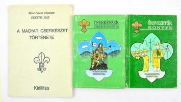 3 db cserkészkiadvány: Soós István: Cserkészek térképészkönyve. Cserkészvezetők kiskönyvtára 3. Bp., 1998, Márton Áron Kiadó. 2., átdolgozott, bővített kiadás. Kiadói kopott papírkötés, első lap foltos. +  Edöcsény András: Őrsvezetők könyve. Cserkészvezetők kiskönyvtára 3. Bp., 1992, Márton Áron Kiadó. 2., bővített kiadás. Kiadói kopott papírkötés + A magyar cserkészet története. Szeged, én., Móra-Ferenc-Múzeum. Kiállítási katalógus. Kiadói papírkötés. 16 p. Kőszegi cserkészkiállítás 1908-1910-1948-1988 bélyegzővel.