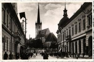 1941 Dés, Dej; Fő utca, Református templom, Hotel Hungaria szálloda, Molnár Árpád, Varga István üzlete, automobil / main street, Calvinist church, hotel, shops, automobile