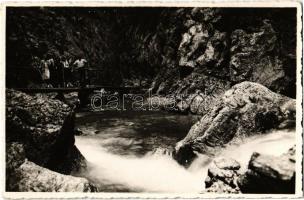 Gyergyószentmiklós, Gheorgheni; Békás-szoros, fahíd, kirándulók, turisták / Cheile Bicazului / mountain pass, gorge, tourists, hikers