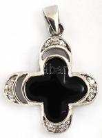 Ezüst(Ag) medál, ónix díszítéssel, jelzett, 2×2 cm, bruttó: 2  g