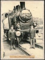 1962 Bicske, 275.011-es mozdony személyezettel a bicskei vasútállomáson, kartonra ragasztott fotó, kissé foltos, 23×17 cm