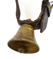 Régi réz csengő, bőr szíjjal és réz verettel, jelzés nélkül, kopott, csengő h: 4,5, d: 6  cm