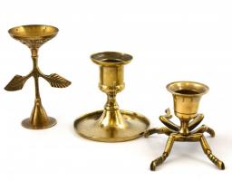 Fém és réz tárgy tétel, össz. 5 db: 3 db réz gyertyatartó, kopott, m: 6,5 és 10 cm között méretben. ...