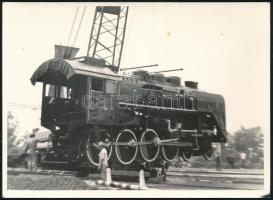 1987 A MÁV 424.365-ös mozdonyának beemelése a gárdonyi vasútállomáson, hátoldalon feliratozott fotó, 13×18 cm