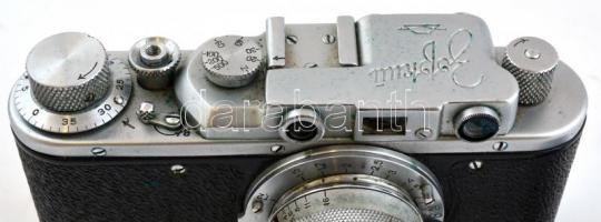 Zorkij szovjet fényképezőgép, Industar-22 f/3,5 50mm objektívvel, bőr tokban, 6,5x13x3 cm